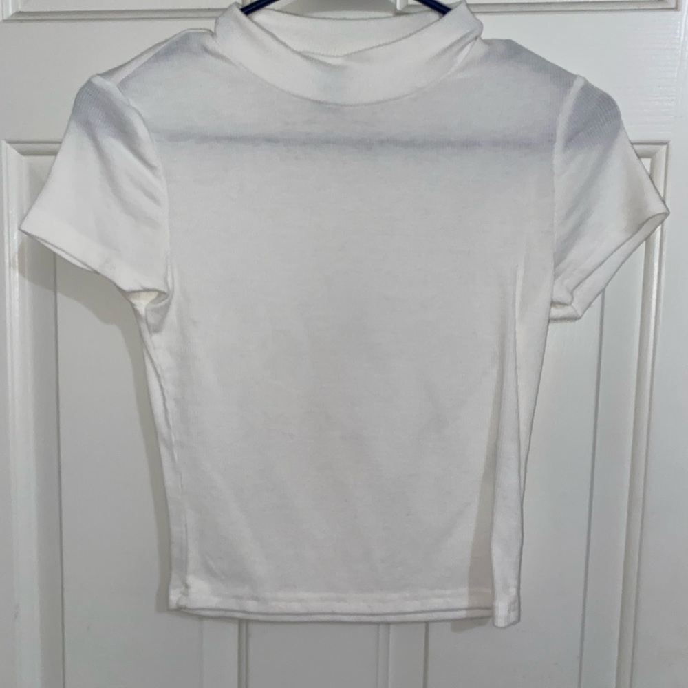 White crop top short sleeve